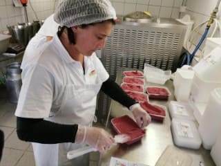 Anita ist die Glace am abpacken