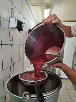 Erdbeer Flüssigkeit am absieben