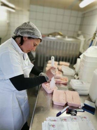 Anita ist die Erdbeer Glace am vorbereiten